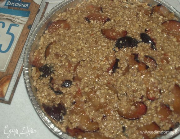 Перекладываем смесь в неглубокую форму (я взяла неглубокую алюминиевую форму 27 см). Плотно утрамбовываем. Отправляем в заранее разогретую до 180°C духовку на 35–40 минут.