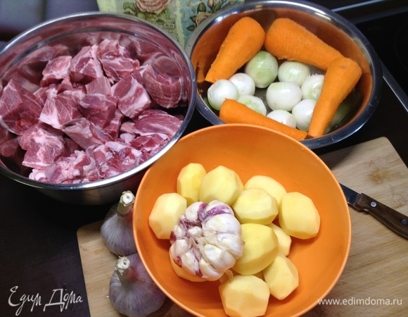 На картинке почти все, что нужно. Свинина оказалась под рукой (шейка) и ребрышки говядины. Свинку кусочками-кубиками с полкулачка нарезали, а ребрышки от костей очистили, оставили 2–3 косточки для «нажарки» вкуса, а мякоть мелкими кубиками нарезали. Картошку (небольшие клубни) просто чистим и целиком оставляем, не режем. Так же и лук репчатый.