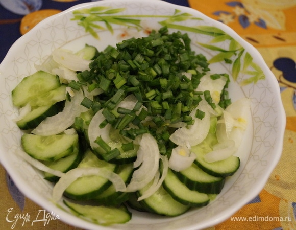 Овощи вымыть, очистить, нарезать как вам нравится. Заправить любимым маслом и посолить. Перемешать. 