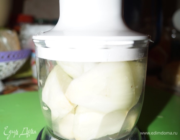 Соедините фарш в миске, добавьте в него измельченные в блендере овсяные холопья, яйцо, соль специи и измельченные блендером или мясорубкой овощи (можно натереть на терке).