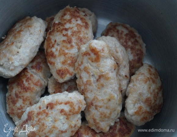 Когда на сковороде будет обжариваться последняя партия котлет, зажарьте их с одной стороны, переверните лопаткой. Выложите сверху них равномерно, ранее обжаренные котлеты. Вылейте стакан кипятка, накройте сковороду крышкой и тушите котлеты 20 минут на самом малом огне. С пюре и любым другим гарниром будет вкусно, просто с салатиком из свежих овощей, вообще нереально вкусно, положить на хлеб и сдобрить майонезом — это быстрый перекус как в теплом, так и в холодном виде.