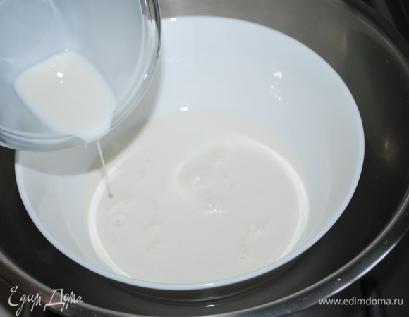 Сливки доведите до кипения на водяной бане или слабом огне, но не кипятите.