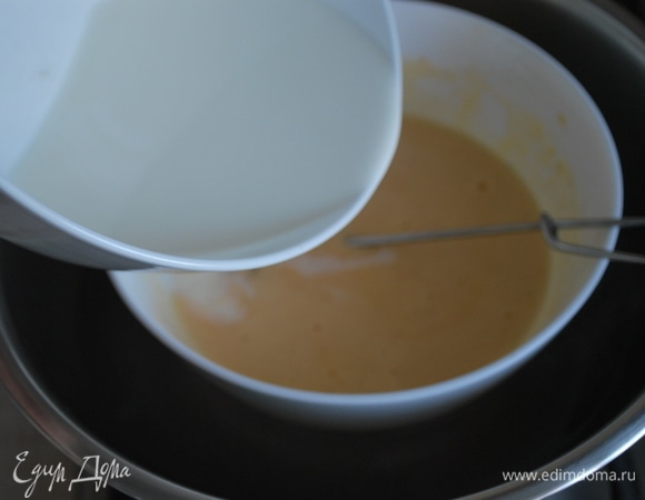 Горячие сливки влейте в взбитую яичную массу, поместите все на водяную баню и доведите до загустения.