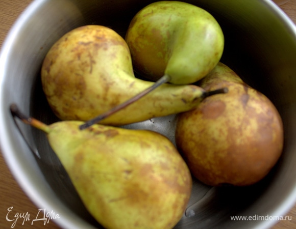 С этими грушами у меня история. Покупала их всю неделю для рецепта типа, но, пока я на работе, а мои мужчины дома, они благополучно съедались! Итак, с третьей попытки я спрятала 4 штучки и вчера ура! приготовила. Выбирала специально с веточками.