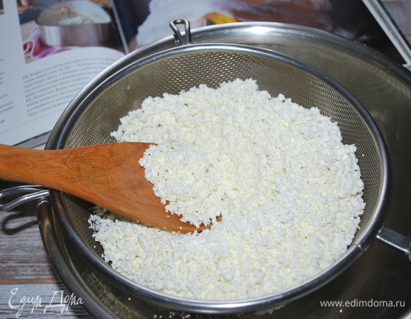 Протрите творог через сито.