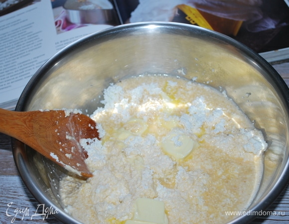 Соедините протертый творог, яичную массу и сливочное масло. Хорошо все перемешайте вручную. Поместите все на водяную баню или маленький огонь, и еще раз все вместе доведите до кипения, но не кипятите.