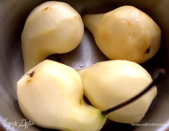 Очистить и срезать донышко для устойчивости.