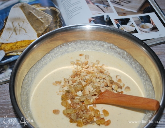 Добавьте в творожную массу изюм (предварительно вымоченный в коньяке) и измельченный миндаль, перемешайте.