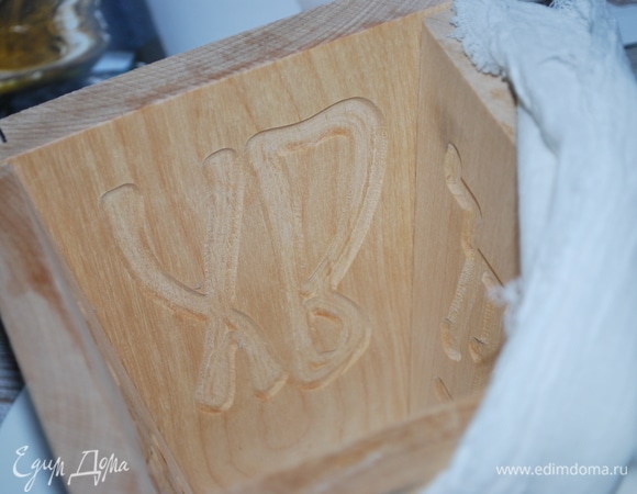 Форму для пасхи выстелите двойным слоем марли.