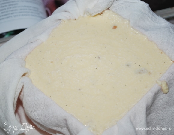 Влейте творожную массу в форму и свободными краями накройте сверху, чтобы все было закрыто. Поместите форму в глубокую миску, для того чтобы стекала жидкость и сверху поставьте груз. Уберите пасху в холодильник на сутки.