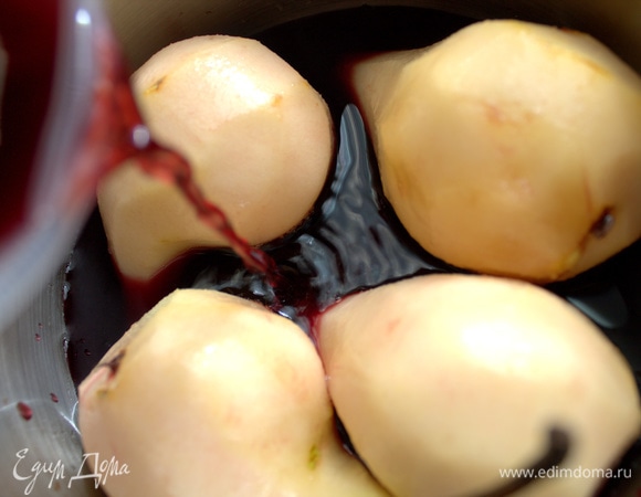 Влить вино и поставить на огонь.