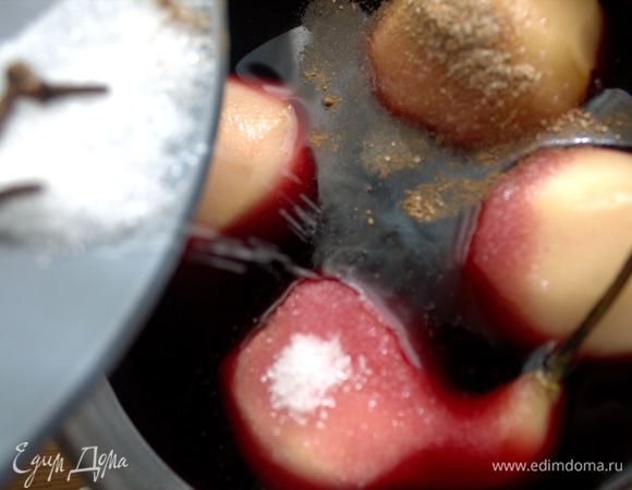 Всыпать сахар и специи в вино.