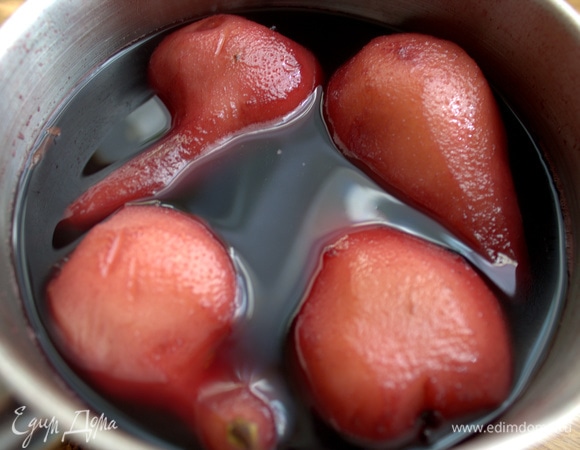 Варить на небольшом огне 20 минут. Я переворачивала и поливала.