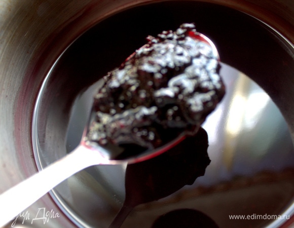 Добавить варенье и ликер Creme de Cassis (черносмородиновый ликер темно-красного цвета крепостью 15%). Я ликер не добавляла.