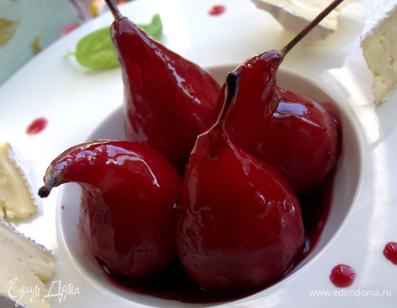 Полить сиропом груши.