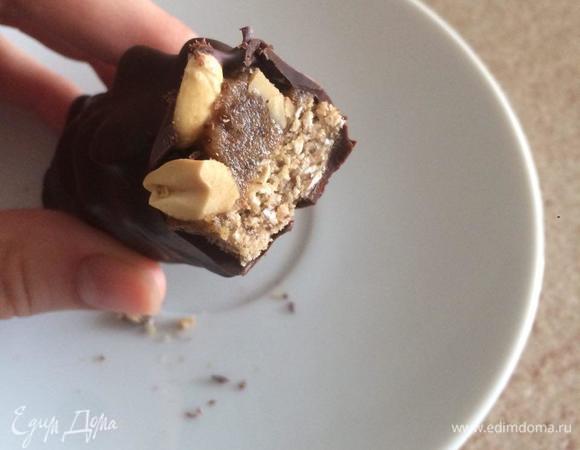 Топим шоколад (я брала молочный и черный в равных пропорциях) в микроволновке или на водяной бане. Батончики достаем из морозилки и окунаем в шоколад, удобно это делать двумя вилками. Кладем наши «Сникерсы» на пергамент или фольгу и отправляем в холодильник. Шоколад затвердеет, и можно снимать пробу.