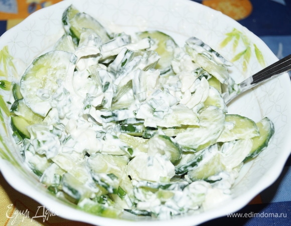 Вместо масла, салат можно заправить сметаной, перемешанной с горчицей или майонезом.