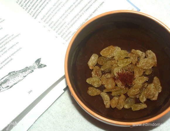 Рыбу промыть, просушить бумажными полотенцами. Нарезать небольшими кусочками и посолить. Кедровые орехи поджарить. Изюм промыть и обсушить.