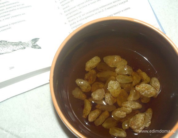 Вино подогреть в небольшой кастрюле, но не доводить до кипения. Залить вином изюм с шафраном. Оставить на несколько минут.