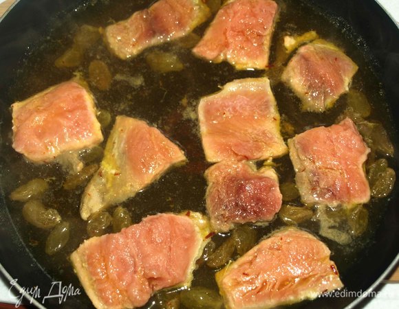 Рыбу посолить. Изюм с вином и шафраном отправляем в глубокую сковороду. Добавляем 125 мл воды. Доводим до кипения. Добавляем рыбу и готовим по 1 минуте с каждой стороны. Лучше рыбу готовить небольшими порциями.