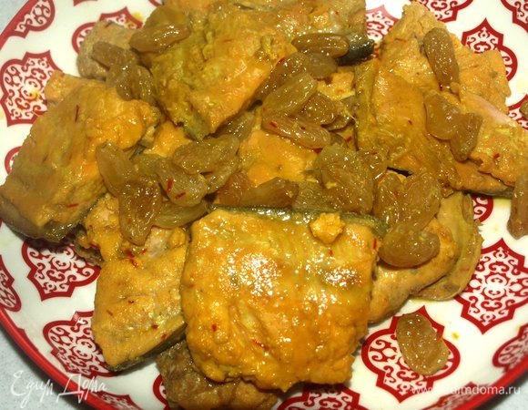 Рыбу выложить на тарелку. Соус уварить на сильном огне. Поливаем соусом рыбу.