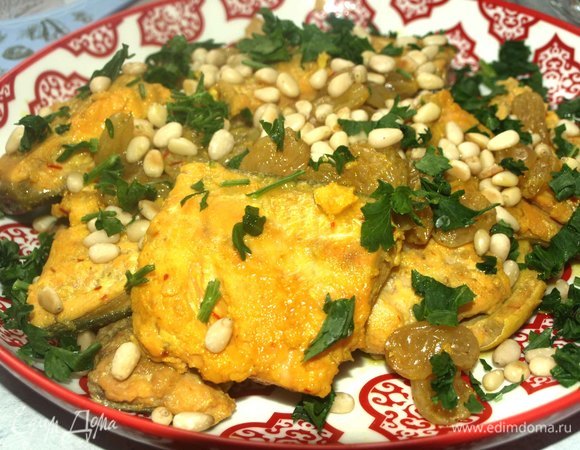 Посыпаем жареными кедровыми орехами и рубленой зеленью.