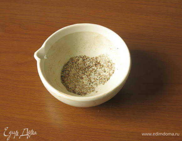 Соединяем перец, соль и тмин, растираем.