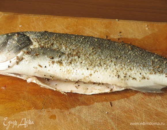 Натираем пряной смесью внутри и снаружи.