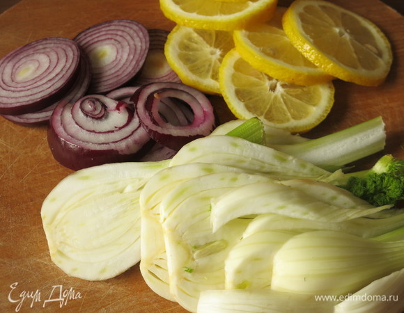 Нарезаем лук, лимон и фенхель кольцами.
