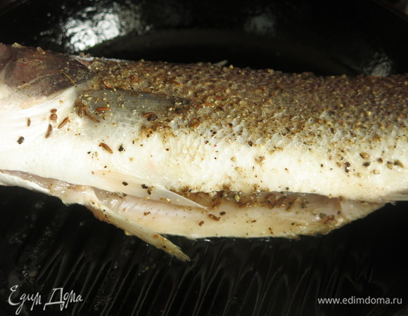 На разогретой сковороде обжариваем рыбу по 5 минут с каждой стороны.