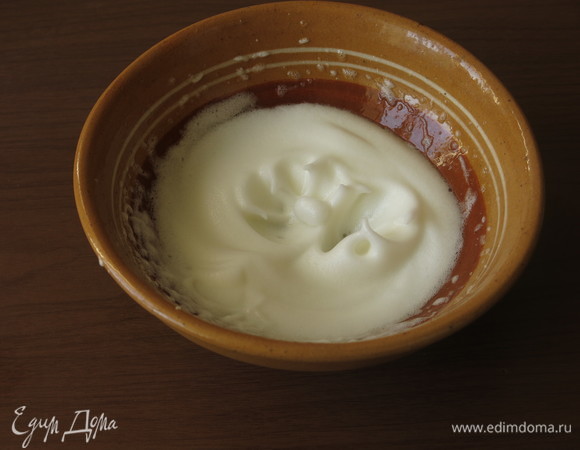 Собираем фиалки, при необходимости моем и сушим. Готовила из 12 г фиалок, количество штук не считала. Взбиваем белок. Вместо белка можно использовать сахарный сироп.