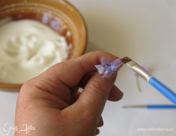 Смазываем цветки с помощью кисточки белком. Я делала так: выкладывала цветок на стол, смазывала снаружи лепестки, а потом уже на весу или на подушечке пальца покрывала белком внутреннюю часть лепестка.