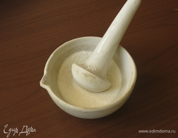 Измельчаем сахар (пудра слишком мелкая, не дает кристалликов, а сахар без измельчения крупный).