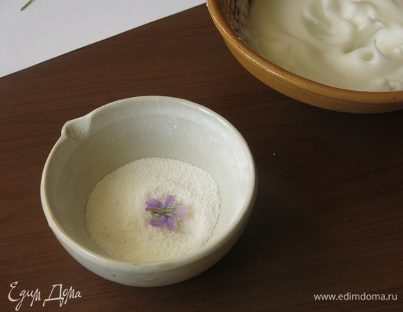 Опускаем цветок в сахар. Опускала раскрытый цветок внутренней стороной лепестков в сахар.