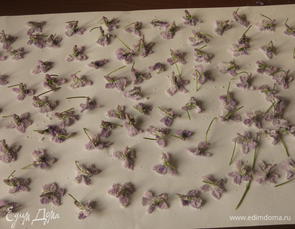 Раскладываем все на листе. Сдуваем лишний сахар.