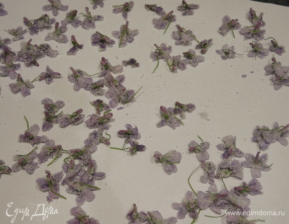 Снимаем цветы с листа, помещаем в коробку в темное место.