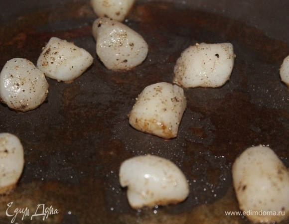 Выложить гребешки.