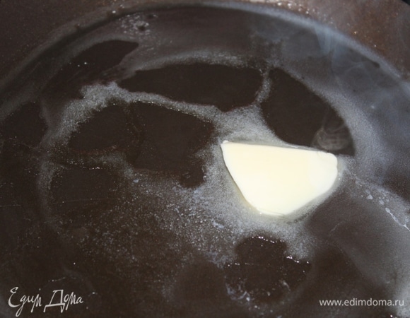 На сковороде растопить ложку сливочного масла, добавить оливковое. Хорошо прогреть.