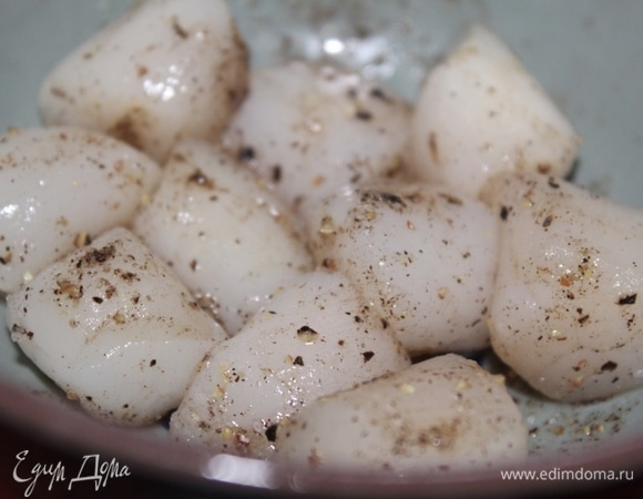 В ступке растолочь тмин, соль и перец. Гребешки обвалять в смеси.