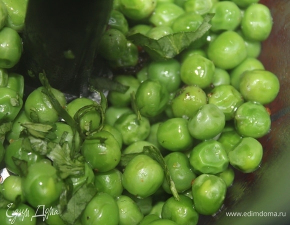 Переложить в блендер, добавить мяту.