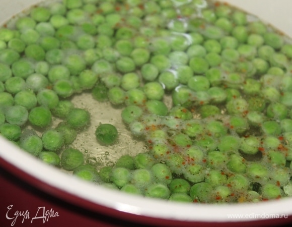 В кастрюле растопить ложку сливочного масла, добавить горошек, влить горячий бульон, немного посолить и варить 4 минуты. Откинуть на лед.