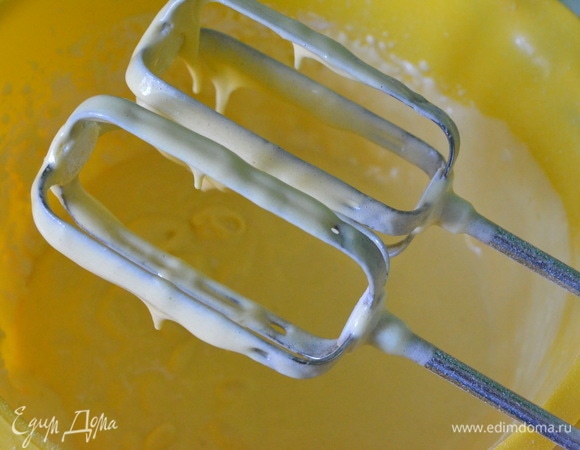 Яйца соединить с сахаром, добавить щепотку соли и взбить миксером, пока масса не увеличится вдвое.