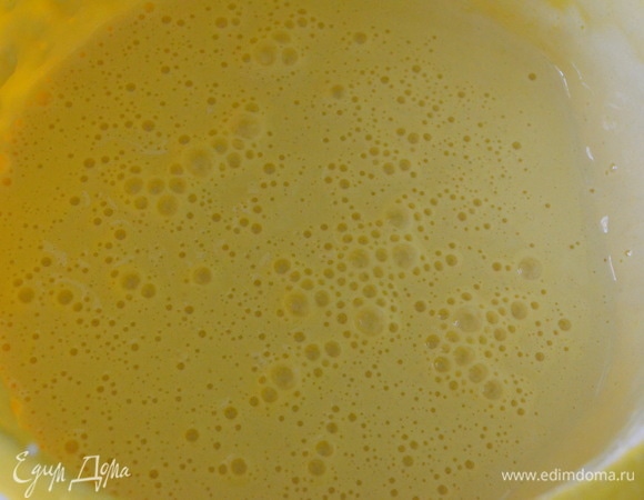 Добавить разрыхлитель и, не прекращая взбивать, по одной всыпать 4 ст. л. муки. Добавить в тесто молоко и последнюю ложку муки. Тесто должно получиться однородным, похожим на блинное.