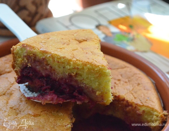 В форму высыпать вишню и вылить сверху тесто. Выпекать в разогретой духовке при 180–190°C 30–35 минут до золотистой корочки.