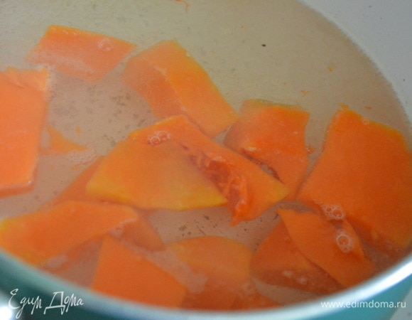 Очищенную тыкву нарезать кубиками и отварить до готовности.