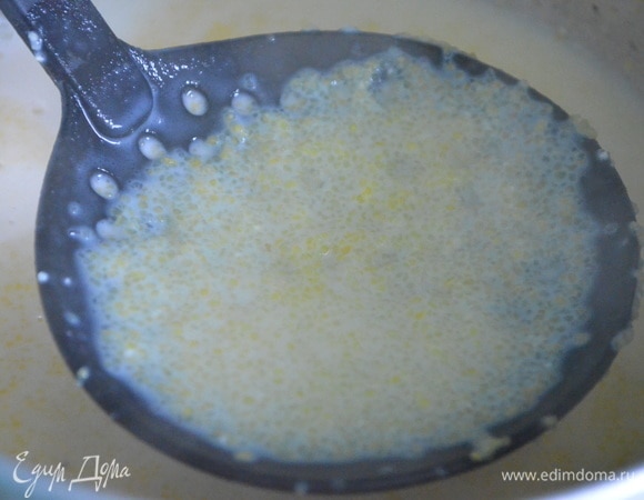 Крупу всыпать в сухую кастрюлю, поставить на огонь и прогреть, слегка помешивая. Залить крупу кипяченым молоком, накрыть кастрюлю крышкой и поставить в разогретую духовку при 80–90°C, чтобы крупа набухла.