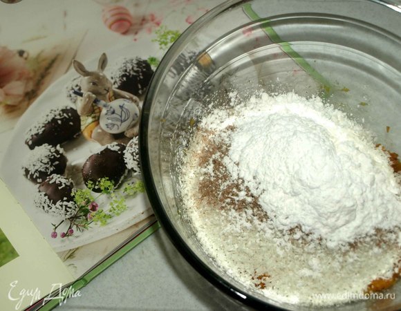 Курагу залить ликером, добавить лимонную цедру и взбить в блендере в пюре. Добавить 100 г кокосовой стружки, сахарную пудру, корицу. Все перемешать.