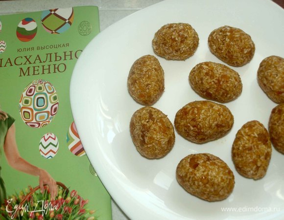 Слепить из получившейся массы продолговатые шарики и отправить в холодильник на 30 минут.