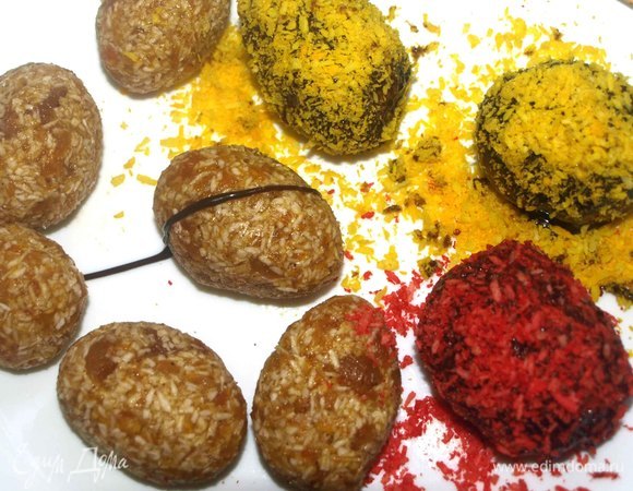 Шоколад растопить на водяной бане. Обмакиваем застывшие шарики в шоколад. Обваливаем в кокосовой стружке. Отправляем на 1–2 часа в холодильник.