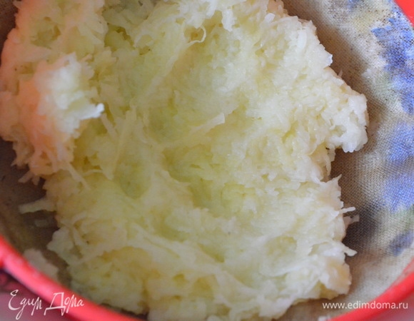 Грибы мелко нарезать и обжарить до готовности. Картофель очистить, натереть на мелкой терке, отжать жидкость.